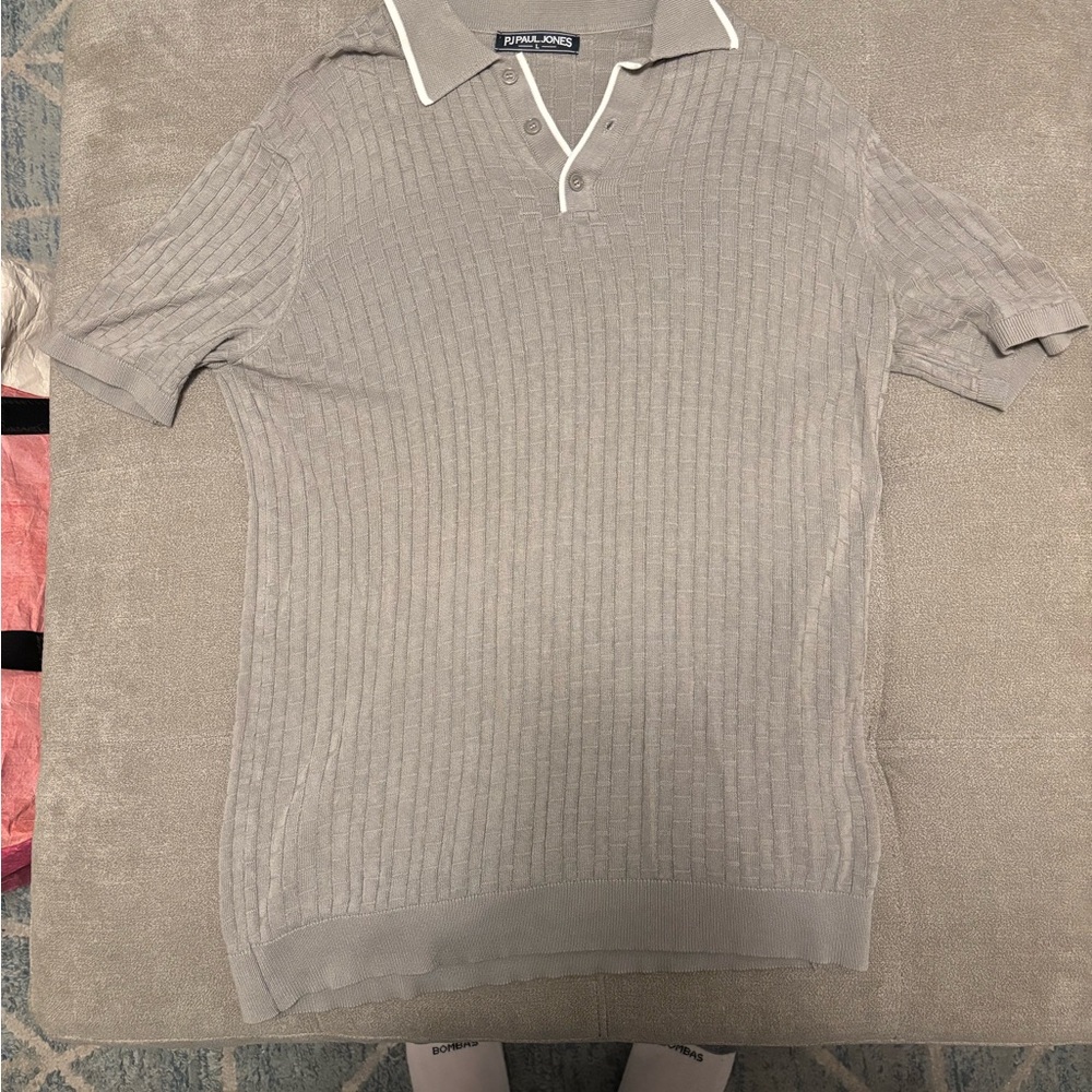 Light Gray Polo Shirt with Textured Fabric and Short Sleeves